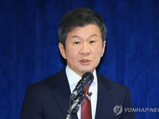 Chung Mong-gyu speaks at a microphone