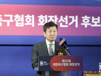 Chung Mong-gyu stands at a podium